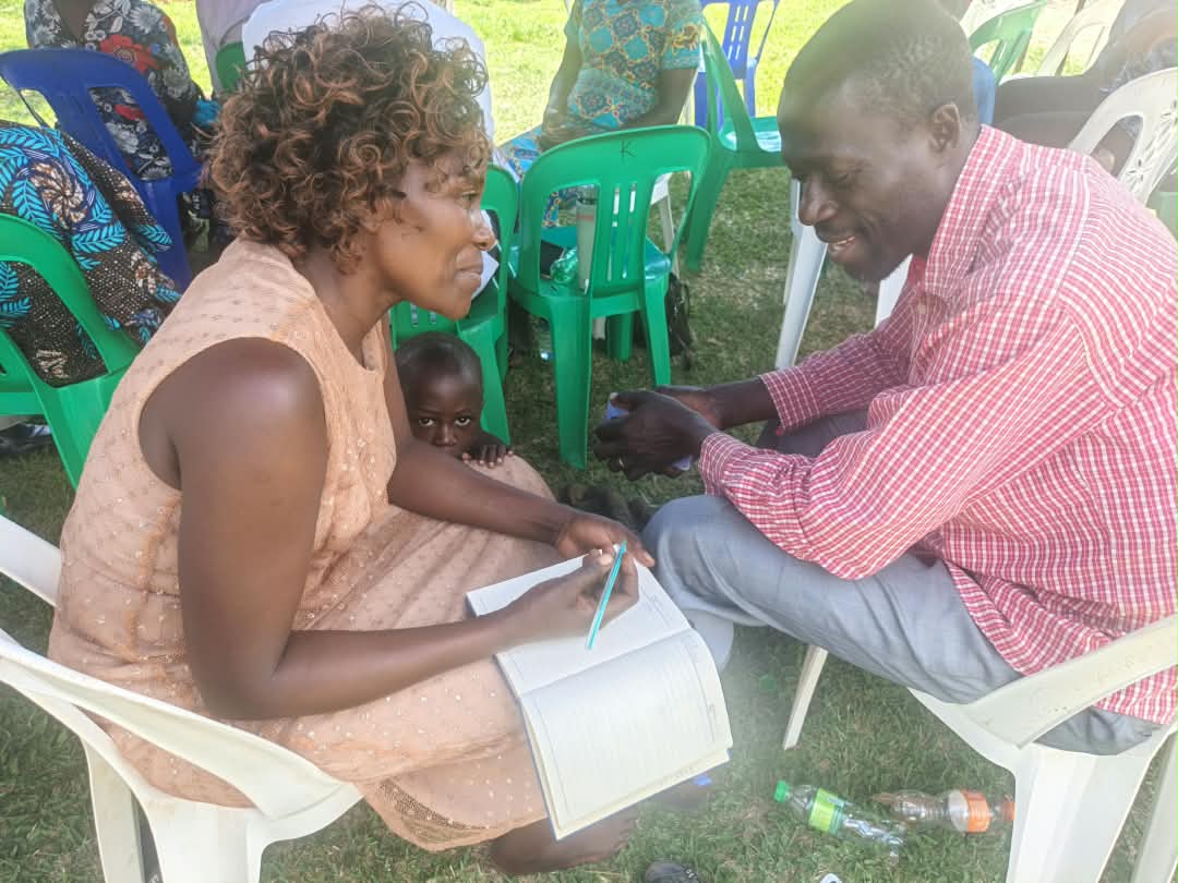 A couple sharing a notebook during a GROW training session